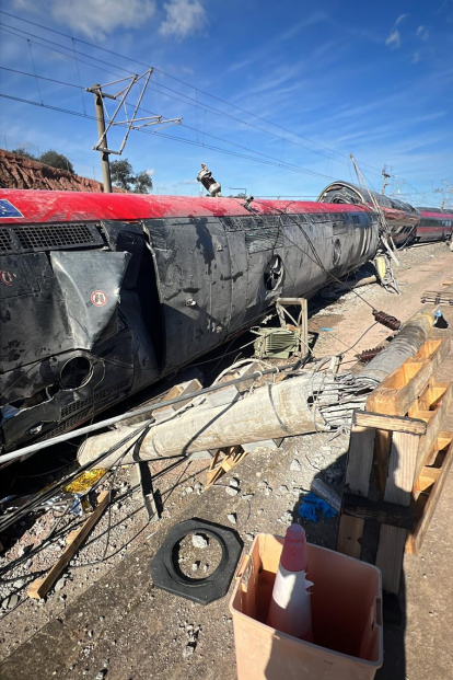 Vista del tren Iryo descarrilado en Adamuz.