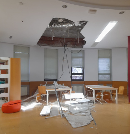 El desprendimiento del techo se produjo en la biblioteca.
