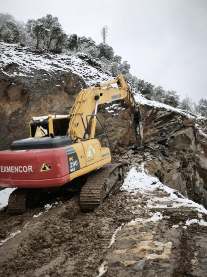 Una máquina trabaja en la limpieza y aseguramiento del talud.