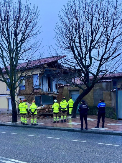 Los Bomberos de León intervienen tras derrumbarse una casa en Puente Castro.