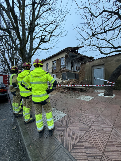 Los Bomberos de León intervienen tras derrumbarse una casa en Puente Castro.