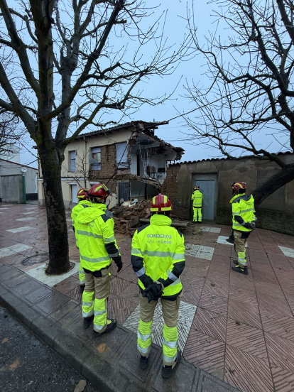 Los Bomberos de León intervienen tras derrumbarse una casa en Puente Castro.