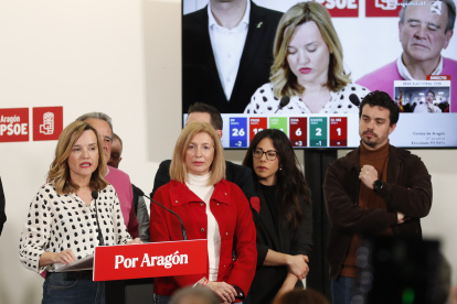 La candidata del PSOE a la Presidencia del Gobierno de Aragón, Pilar Alegría, durante la rueda de prensa en la sede regional del partido en Zaragoza , en la noche electoral de las elecciones autonómicas de Aragón.