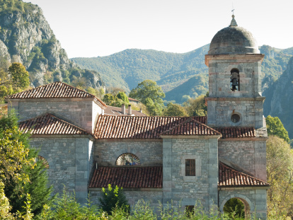 La iglesia de la Asunción de Nuestra Señora es uno de los edificios más emblemáticos de Oseja de Sajambre, rodeada por el paisaje montañoso de los Picos de Europa.