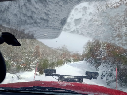 Desde el quitanieves de Protección Civil de Riello en Sosas del Cumbral.