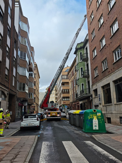 Los Bomberos intervienen por un desprendimiento en un edificio en el centro de León.