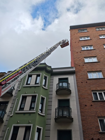 Los Bomberos intervienen por un desprendimiento en un edificio en el centro de León.