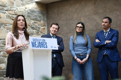 El candidato a la reelección a la Presidencia de la Junta de Castilla y León visita el Palacio Episcopal de Gaudí