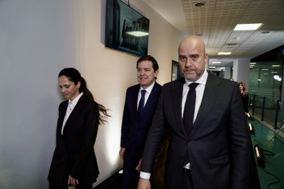 La consejera de RTVCyL, Soledad Ulibarri, y el director general de RTVCyL, Jorge Losada, acompañan a Mañueco z a la llegada a la sede de RTVCyL en Valladolid.
