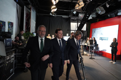 Carlos Pollán  Alfonso Fernández Mañueco y Carlos Martínez se dirigen ayer al plato para el segundo y último debate electoral.