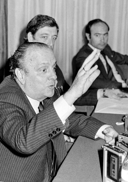 Las primeras elecciones regionales en Castilla y León en 1983. El candidato de AP, Manuel Fraga, ofrece una rueda de prensa en el Hotel Melia Parque de Valladolid durante la campaña electoral de 1983. Al fondo Santiago López Valdivielso