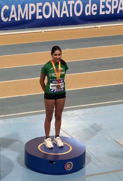 Claudia Santamarta con su medalla de bronce.
