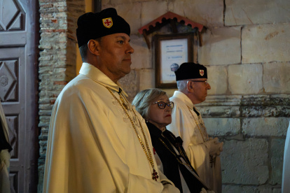 José María Viejo, María Jesús García Armesto y Francisco Díez-Ordás, tres de los doce caballeros y damas de la Orden del Santo Sepulcro de Jerusalén.