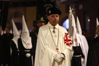 José María Viejo representando a la Orden del Santo Sepulcro de Jesrusalén en la procesión del Lunes Santo organizada por la Cofradía del Santo Sepulcro Esperanza de la Vida de León.