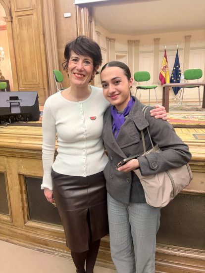 La ministra Elma Saiz con Manizha Yaqoobi.