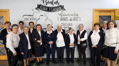 Agustinas Misioneras de León con el vinilo dedicado a las beatas Esther y Cari.