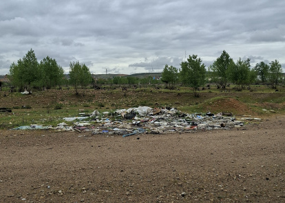 Basura en la orilla del Bernesga en León.