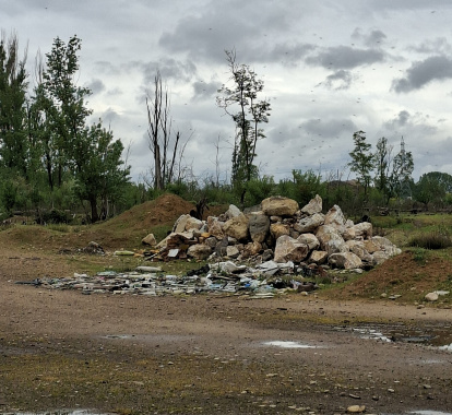 Basura en la orilla del Bernesga en León.