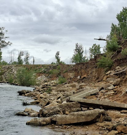 Basura en la orilla del Bernesga en León.