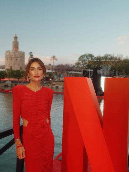 La influencer Iera González luce un diseño del atelier Silvia Fernández en un evento de Netflix en Sevilla.
