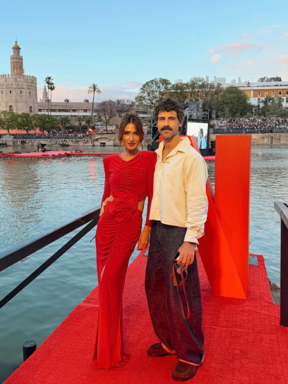La influencer Iera González luce un diseño del atelier Silvia Fernández en un evento de Netflix en Sevilla.