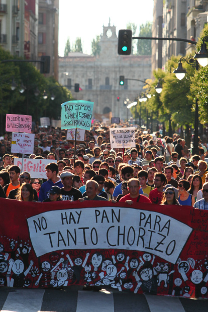 Manifestación en León dentro de los actos organizados por el 15-M con uno de los eslóganes más famosos del momento.