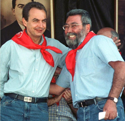 El secretario general del PSOE, José Luis Rodríguez Zapatero (izda), saluda al secretario general de la UGT, Cándido Méndez, a su llegada a la fiesta minera astur-leonesa, que se celebra en Rodiezmo (León),desde 1979 organizada por la UGT leonesa y asturiana.