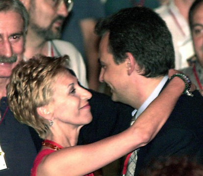 José Luis Rodríguez Zapatero elegido secretario general del PSOE en el 35 Congreso Federal de la formación. Rodríguez Zapatero logró un total de 414 votos (41,69 %), José Bono 405 (40,78 %), Matilde Fernández 109 (10,97 %) y Rosa Díez 65 votos (6,54 %), de los 993 delegados que finalmente ejercieron su voto. En la foto,Rosa Diez, abraza y felicita al nuevo secretario General del PSOE.