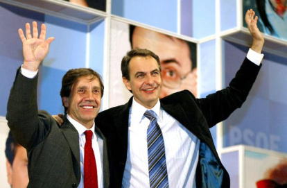 El secretario general del PSOE, José Luis Rodríguez Zapatero (d), junto al secretario socialista en Castilla-León, 'Angel Villalba (i), tras su intervención en un acto público en el Palacio de Congresos de Castilla y León, en Salamanca, donde prometió hoy que, si resulta elegido en las elecciones generales de 2004, dará prioridad a las inversiones para el desarrollo del oeste peninsular y sus comunicaciones.