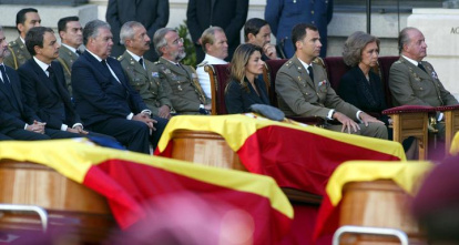 Los Reyes y los Príncipes de Asturias, sentados durante el funeral de Estado por los diecisiete militares españoles fallecidos el pasado martes en Afganistán, que se ofició hoy en el patio central del Cuartel General del Ejército, en la plaza de Cibeles de Madrid, y al que también asistieron el presidente del Gobierno, José Luis Rodríguez Zapatero (izda), y el ministro de Defensa, José Bono, además de otras autoridades civiles y militares
