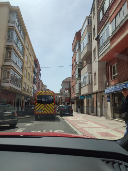 Los Bomberos de León retiran un enjambre de abejas en San Mamés.