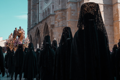 Manolas en la procesión de Los Pasos el Viernes Santo, del Dulce Nombre de Jesús Nazareno, cofradía en la que no se admiten mujeres. En su procesión salen 800 mujeres vestidas de luto, con mantilla y peineta.