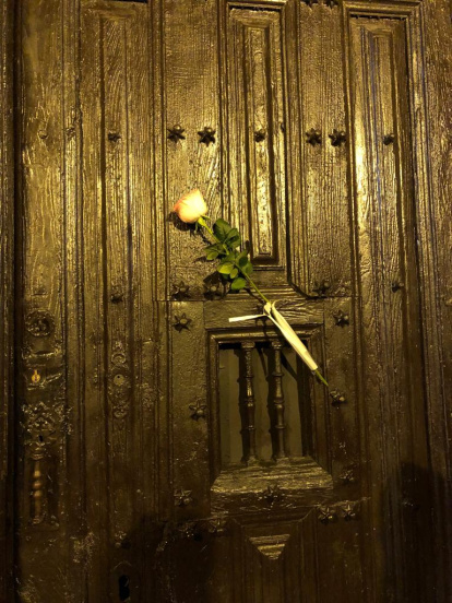 Una rosa en la puerta de la iglesia del Mercado, símbolo por excelencias de pureza y alegría, todas las madrugadas del Vienes de Dolores desde hace nueve años en honor a la Virgen del Mercado.