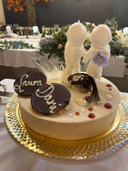 La boda combinó fiesta, homenaje estelar y divulgación científica con la felicidad del matrimonio.