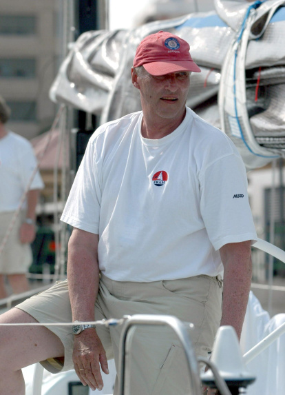 El Rey Harald V de Noruega, al mando del Farr 50
