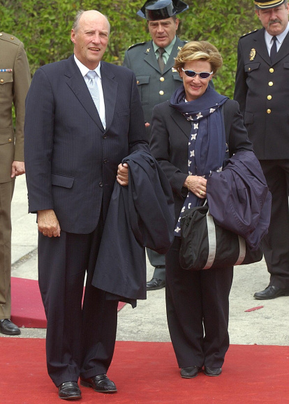 Los reyes de Noruega, Harald V y Sonia, a su llegada al aeropuerto de Barajas de Madrid, para asistir a la boda de los Reyes de España.