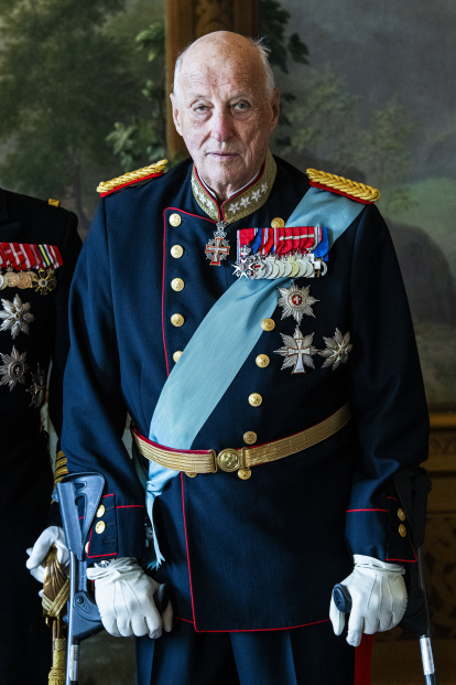 El rey Harald V de Noruega posa en la Sala de los Pájaros del Palacio Real de Oslo, Noruega, en 2024.