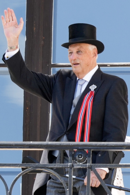 El rey Harald V de Noruega saluda desde el balcón del palacio mientras Noruega celebra el Día de la Constitución en Oslo, el 17 de mayo de 2024.
