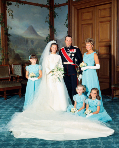 Boda real noruega del príncipe heredero Harald y Sonja Haraldsen, con las damas de honor en la Sala de los Pájaros del palacio tras la ceremonia.