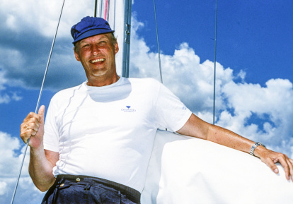 El rey Harald de Noruega participa en el campeonato mundial de vela para embarcaciones de clase «One Ton» a bordo del «FRAM XI» en 1992.