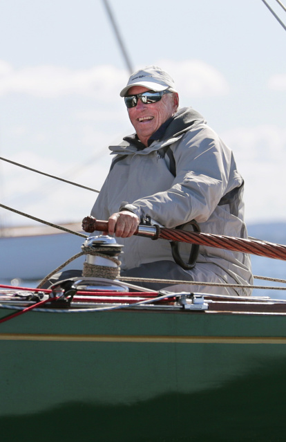 El rey Harald de Noruega participa en el Campeonato Mundial de Vela en Hanko, Noruega en 2017.