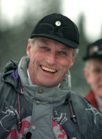 El rey Harald de Noruega asiste a los Campeonatos de Esquí de Noruega en 1999.