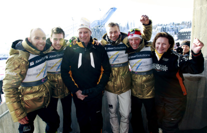 El equipo de relevos de Noruega celebra en el palco real junto al rey Harald y la reina Sonja en 2011.