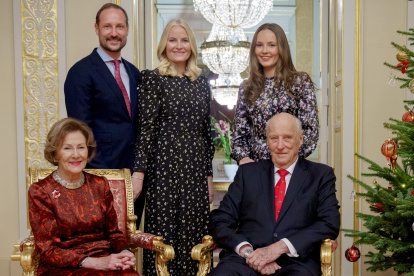 El príncipe heredero Haakon, la princesa heredera Mette-Marit y la princesa Ingrid Alexandra posan junto al rey Harald y la reina Sonja en 2024.