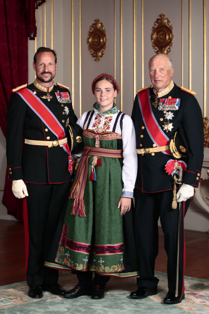 - La princesa Ingrid Alexandra de Noruega posa con su abuelo, el rey Harald V, y su padre, el príncipe heredero Haakon, en el Palacio Real de Oslo, Noruega, en 2019.