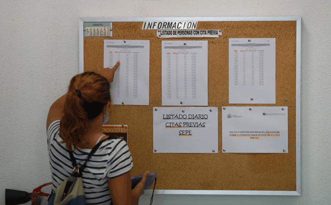 Una demandante de empleo consulta las ofertas de trabajo en una oficina de los Servicios Públicos de Empleo. DL