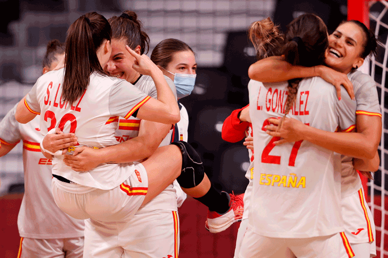 Jugadoras de España celebran al vencer a Brasil durante un partido por el Grupo B femenino de balonmano en los Juegos Olímpicos 2020, este jueves en el Estadio Nacional de Yoyogi en Tokio (Japón). EFE/Kai Försterling