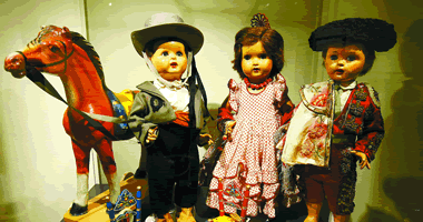 Algunas de las muñecas más populares de los años 50, 60 y 70; varias piezas de juguete de un rancho