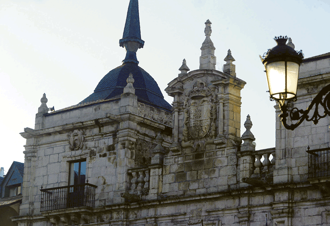 Imagen de archivo del edificio del Ayuntamiento de Ponferrada. L. DE LA MATA