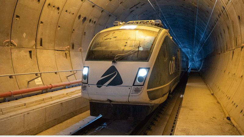 El tren laboratorio BT en la interior del túnel de Pajares. DL